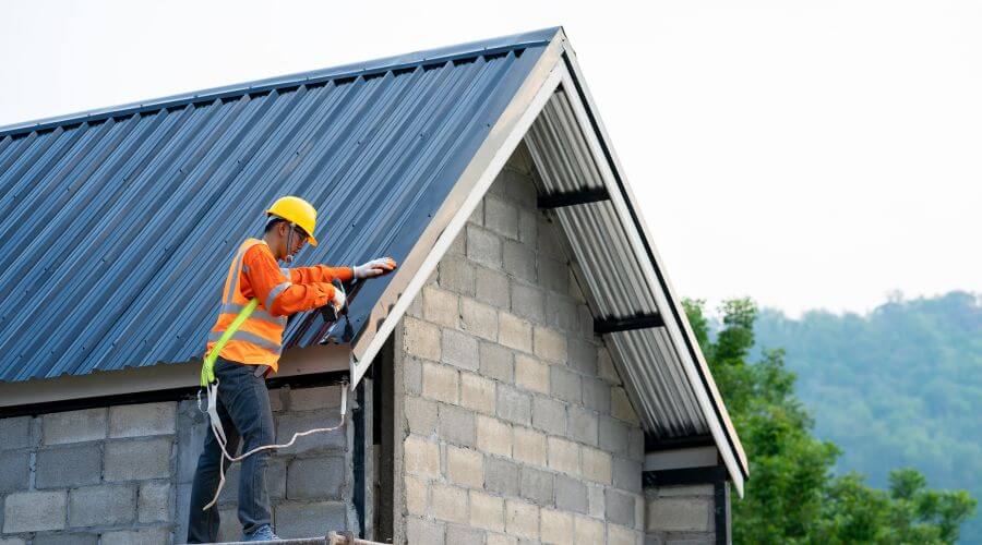 Professional gutter cleaning in Sardis, GA